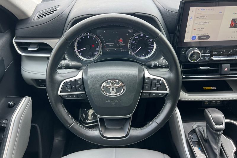 Toyota Highlander Vehicle Full-screen Gallery Image 14