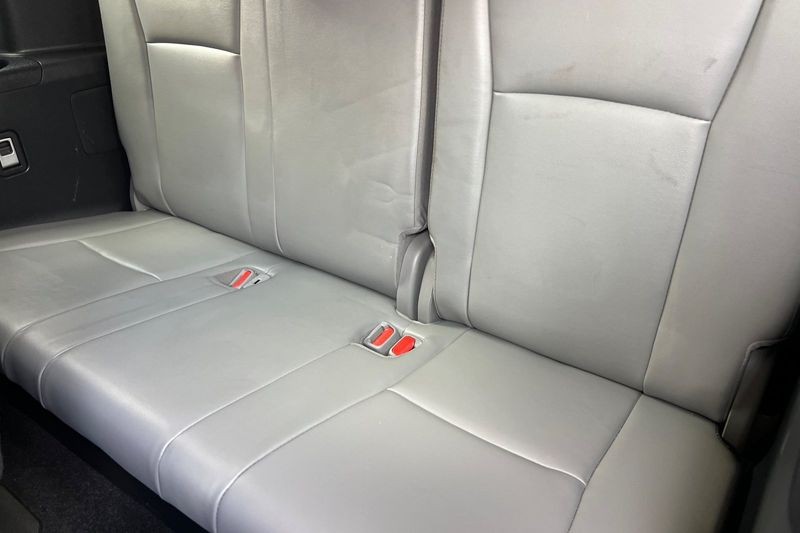 Toyota Highlander Vehicle Full-screen Gallery Image 15