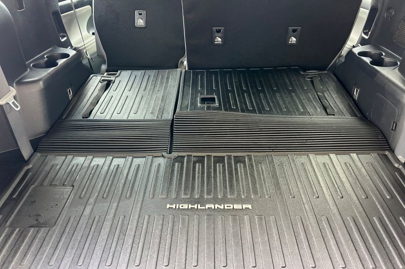 Toyota Highlander Vehicle Full-screen Gallery Image 16