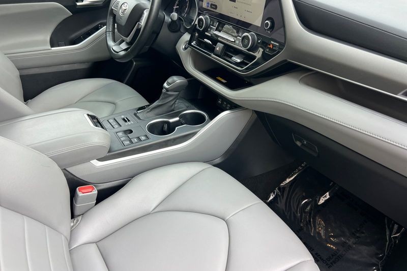 Toyota Highlander Vehicle Full-screen Gallery Image 17