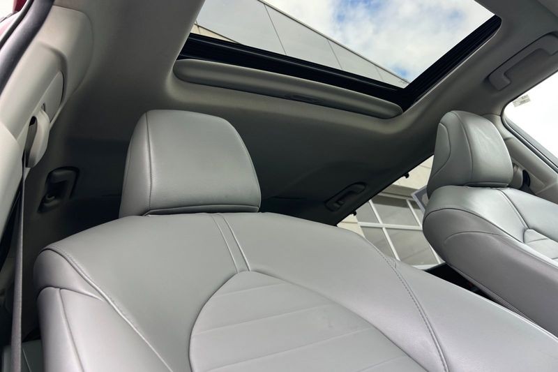 Toyota Highlander Vehicle Full-screen Gallery Image 18