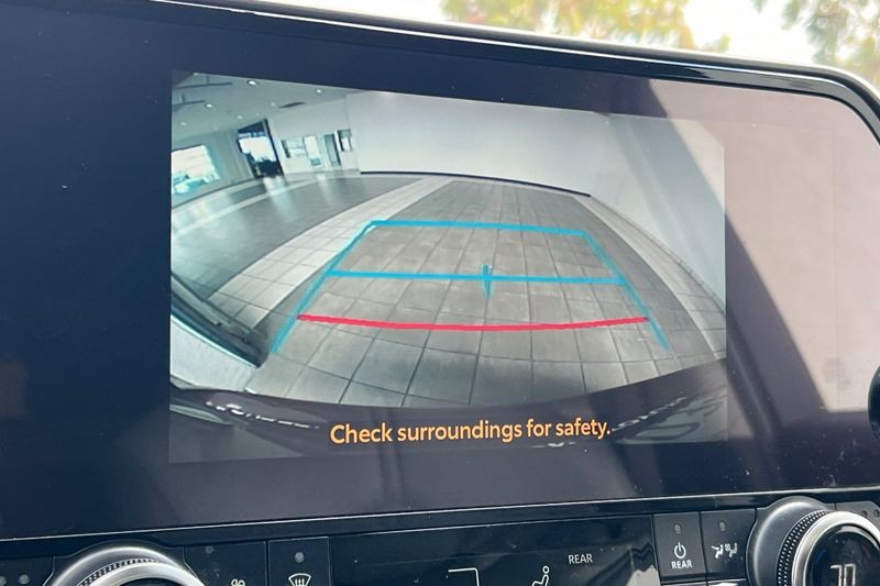 Toyota Highlander Vehicle Full-screen Gallery Image 20