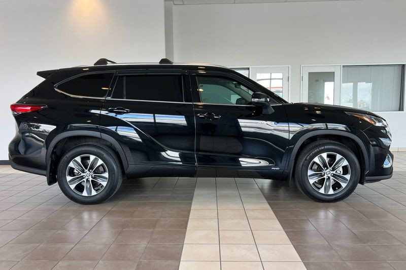Toyota Highlander Hybrid Vehicle Full-screen Gallery Image 03