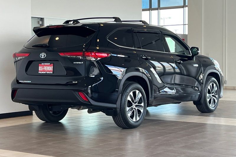 Toyota Highlander Hybrid Vehicle Full-screen Gallery Image 04