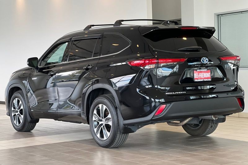 Toyota Highlander Hybrid Vehicle Full-screen Gallery Image 06