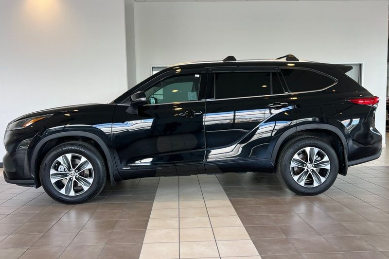 Toyota Highlander Hybrid Vehicle Full-screen Gallery Image 07