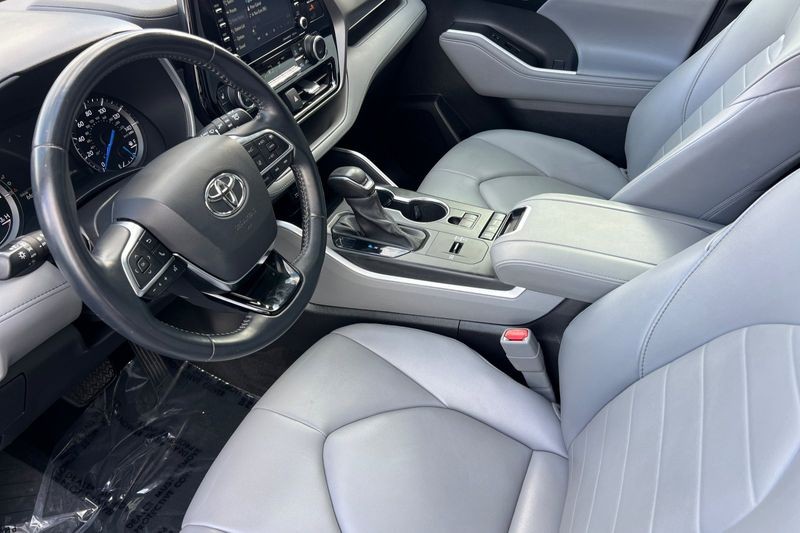 Toyota Highlander Hybrid Vehicle Full-screen Gallery Image 10