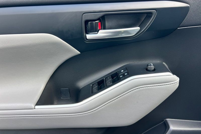 Toyota Highlander Hybrid Vehicle Full-screen Gallery Image 11