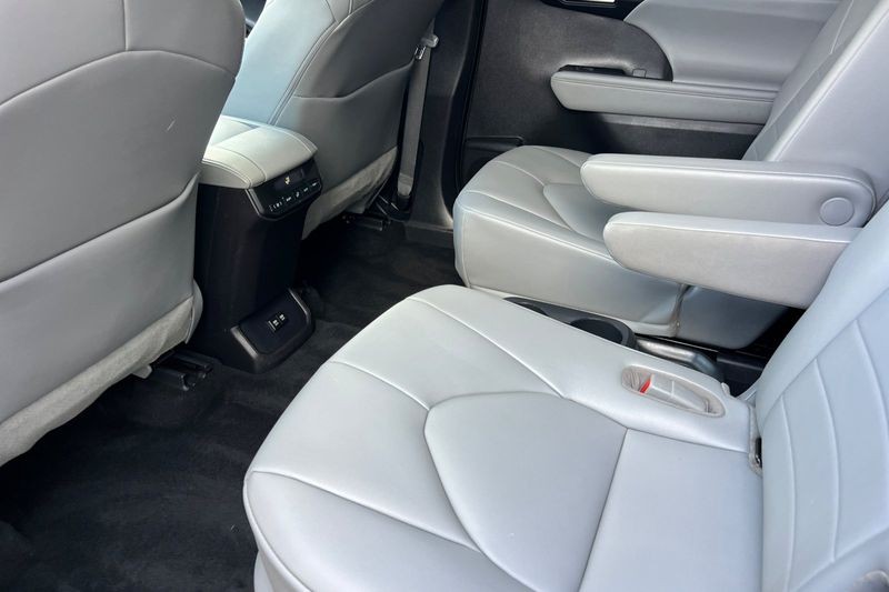 Toyota Highlander Hybrid Vehicle Full-screen Gallery Image 12