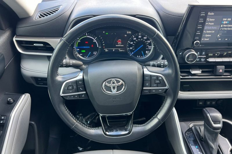 Toyota Highlander Hybrid Vehicle Full-screen Gallery Image 14