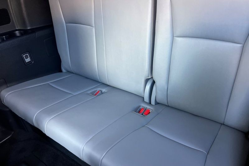 Toyota Highlander Hybrid Vehicle Full-screen Gallery Image 15
