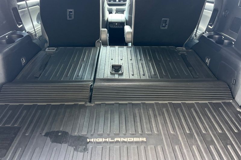 Toyota Highlander Hybrid Vehicle Full-screen Gallery Image 16