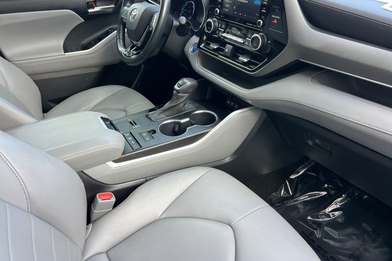 Toyota Highlander Hybrid Vehicle Full-screen Gallery Image 17