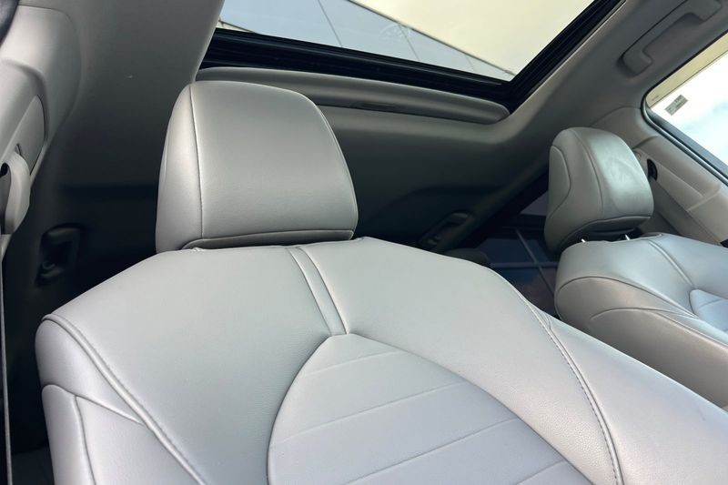 Toyota Highlander Hybrid Vehicle Full-screen Gallery Image 18