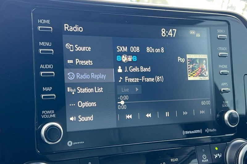 Toyota Highlander Hybrid Vehicle Full-screen Gallery Image 19