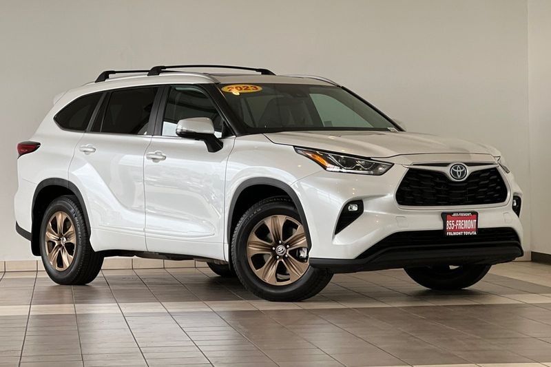 Toyota Highlander Vehicle Full-screen Gallery Image 02