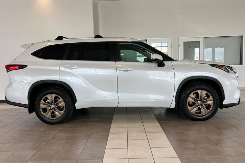 Toyota Highlander Vehicle Full-screen Gallery Image 03