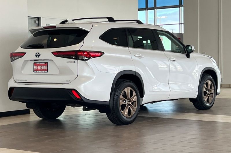 Toyota Highlander Vehicle Full-screen Gallery Image 04