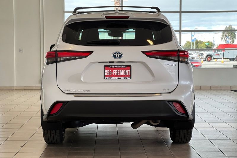 Toyota Highlander Vehicle Full-screen Gallery Image 05