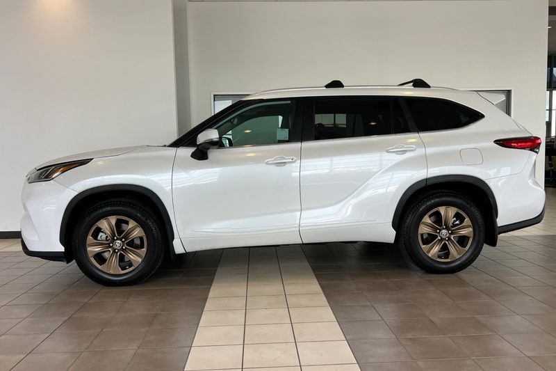 Toyota Highlander Vehicle Full-screen Gallery Image 07