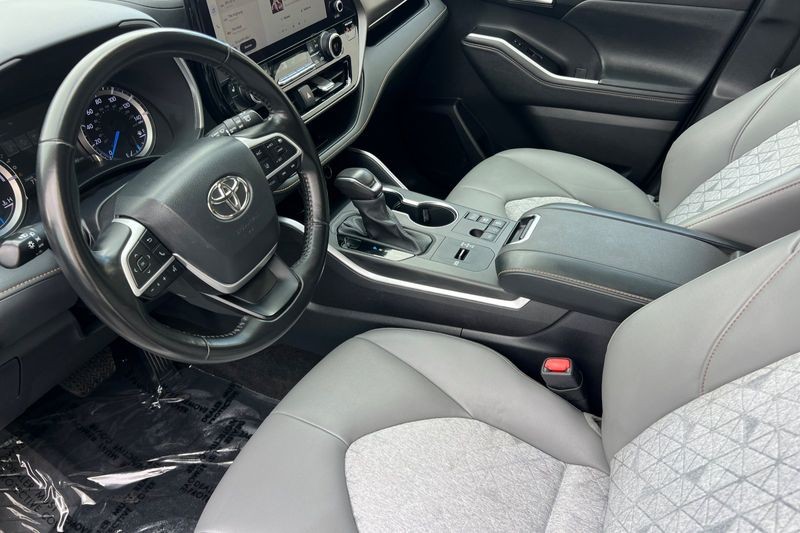 Toyota Highlander Vehicle Full-screen Gallery Image 10