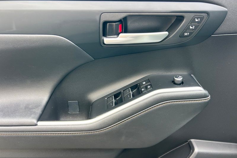 Toyota Highlander Vehicle Full-screen Gallery Image 11
