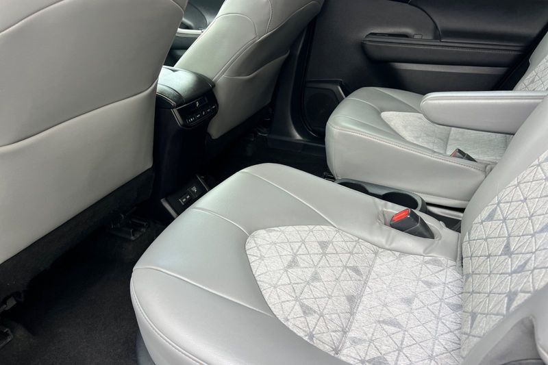Toyota Highlander Vehicle Full-screen Gallery Image 12
