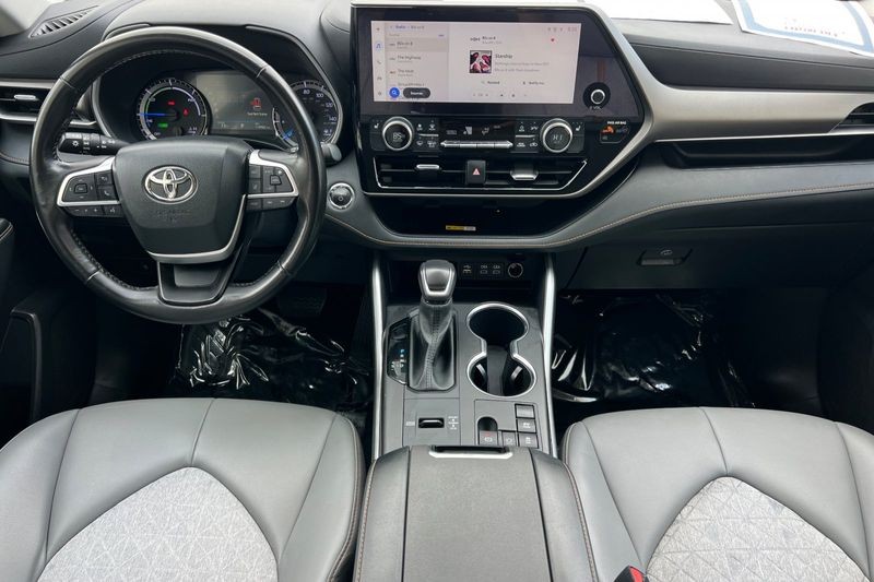 Toyota Highlander Vehicle Full-screen Gallery Image 13