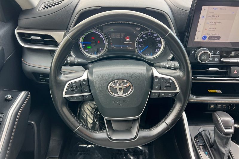 Toyota Highlander Vehicle Full-screen Gallery Image 14