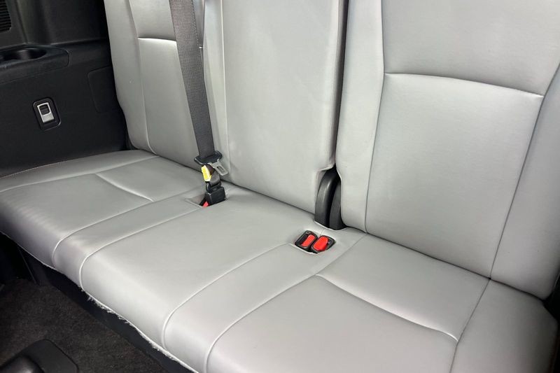 Toyota Highlander Vehicle Full-screen Gallery Image 15
