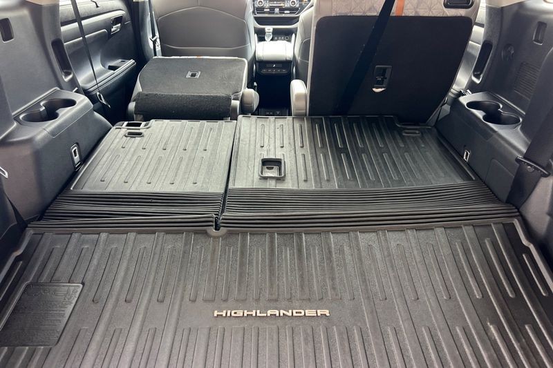 Toyota Highlander Vehicle Full-screen Gallery Image 16