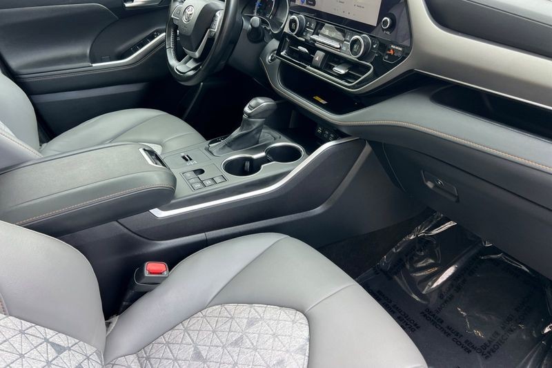 Toyota Highlander Vehicle Full-screen Gallery Image 17