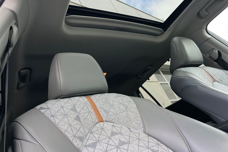 Toyota Highlander Vehicle Full-screen Gallery Image 18