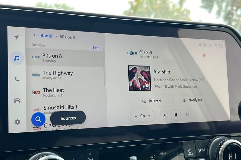 Toyota Highlander Vehicle Full-screen Gallery Image 19