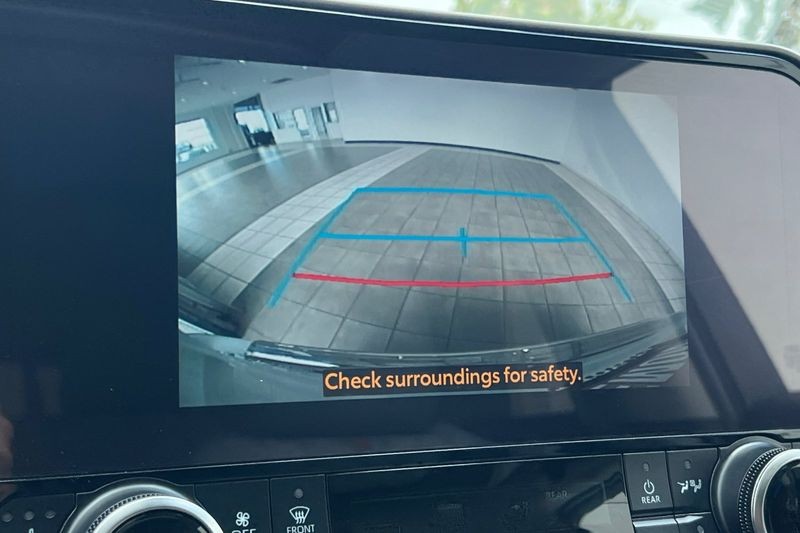 Toyota Highlander Vehicle Full-screen Gallery Image 20