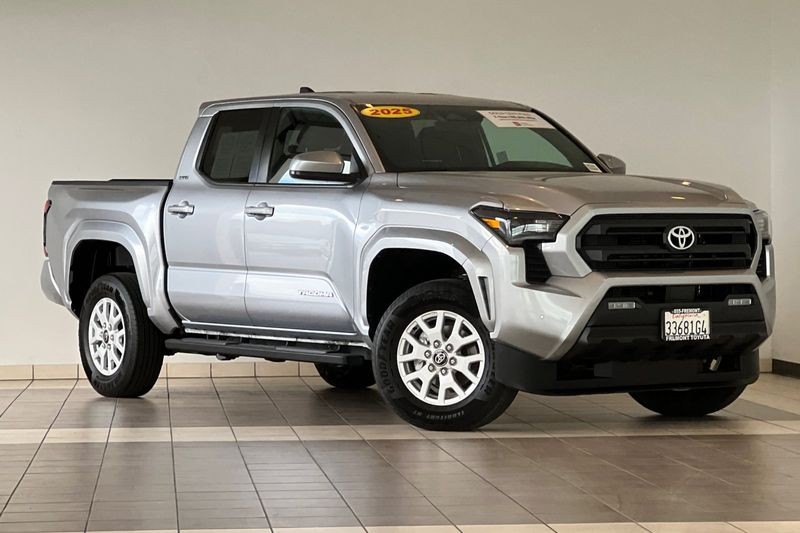 Toyota Tacoma 4WD Vehicle Full-screen Gallery Image 02