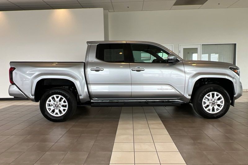 Toyota Tacoma 4WD Vehicle Full-screen Gallery Image 03