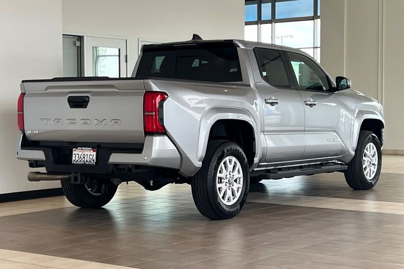 Toyota Tacoma 4WD Vehicle Full-screen Gallery Image 04