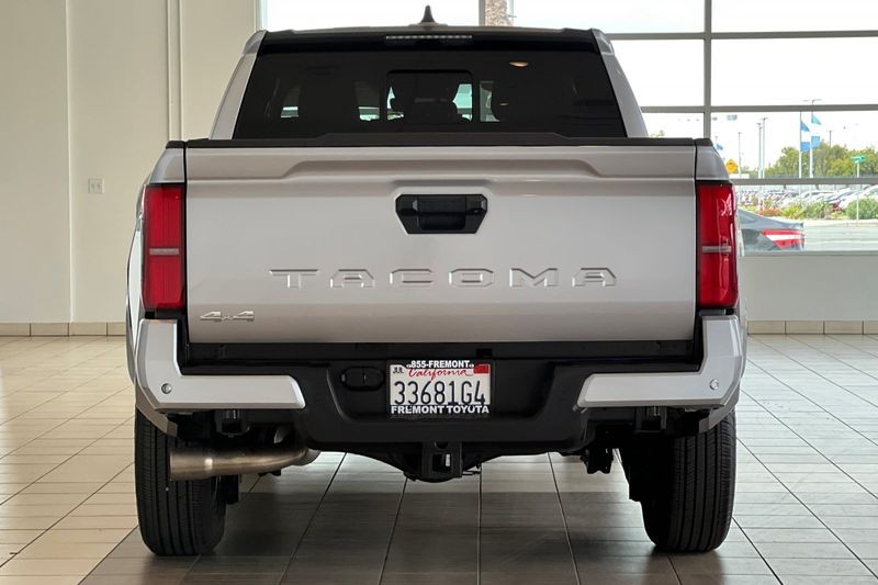 Toyota Tacoma 4WD Vehicle Full-screen Gallery Image 05