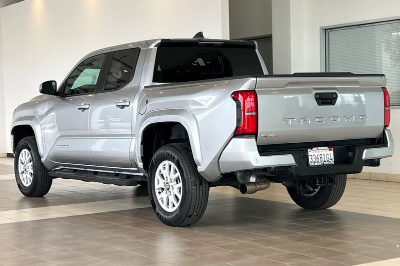 Toyota Tacoma 4WD Vehicle Full-screen Gallery Image 06