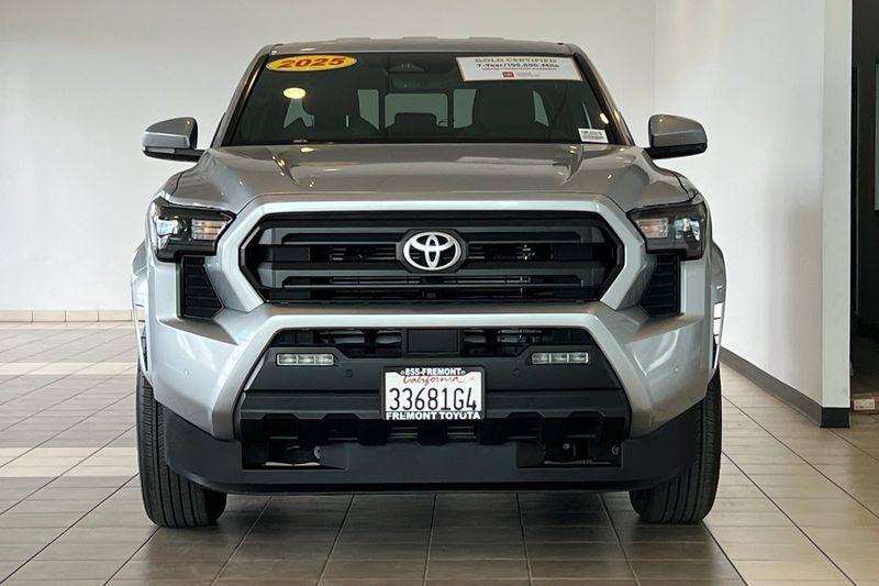 Toyota Tacoma 4WD Vehicle Full-screen Gallery Image 09
