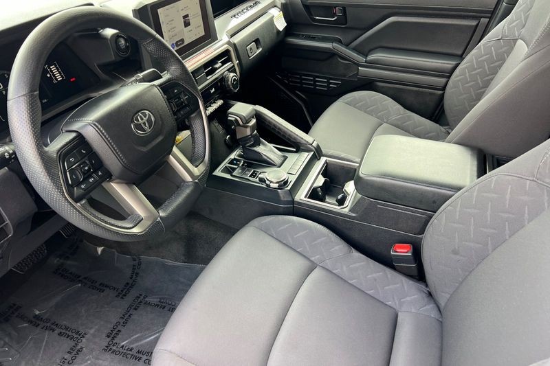 Toyota Tacoma 4WD Vehicle Full-screen Gallery Image 10