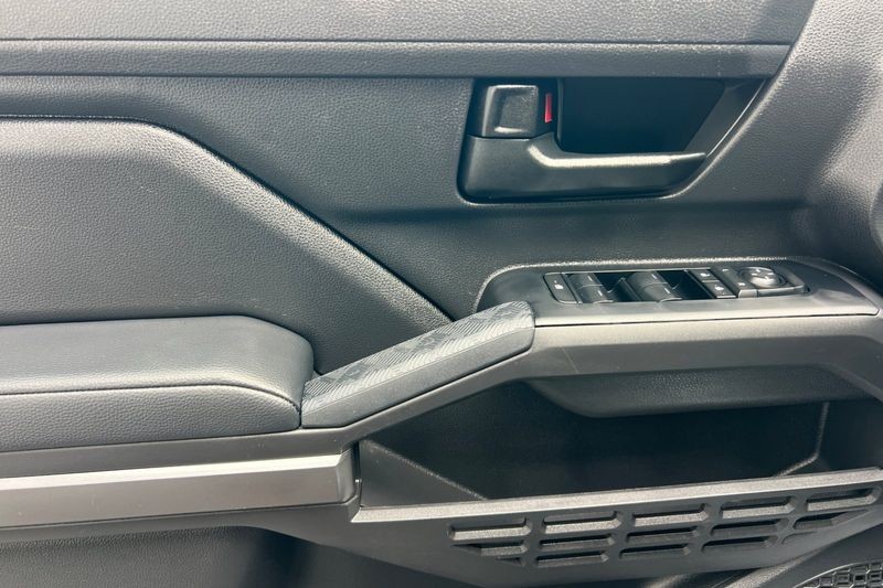 Toyota Tacoma 4WD Vehicle Full-screen Gallery Image 11
