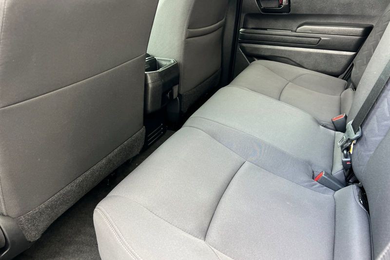 Toyota Tacoma 4WD Vehicle Full-screen Gallery Image 12