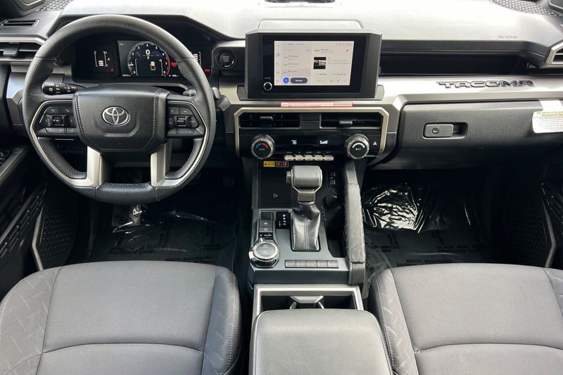 Toyota Tacoma 4WD Vehicle Full-screen Gallery Image 13