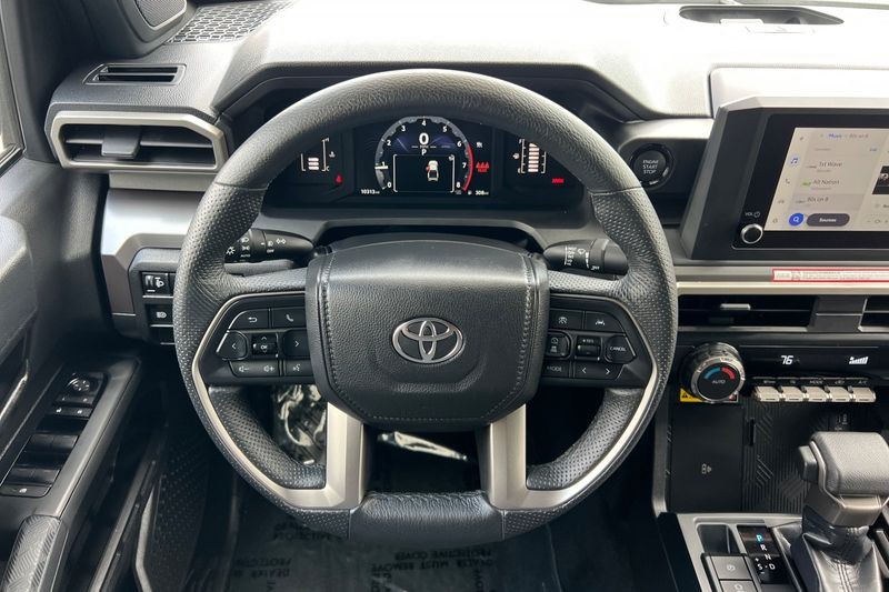 Toyota Tacoma 4WD Vehicle Full-screen Gallery Image 14