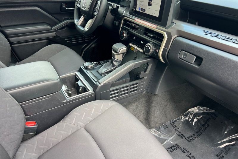 Toyota Tacoma 4WD Vehicle Full-screen Gallery Image 15