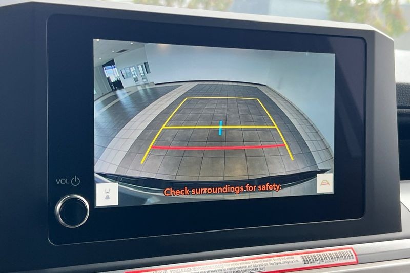 Toyota Tacoma 4WD Vehicle Full-screen Gallery Image 18