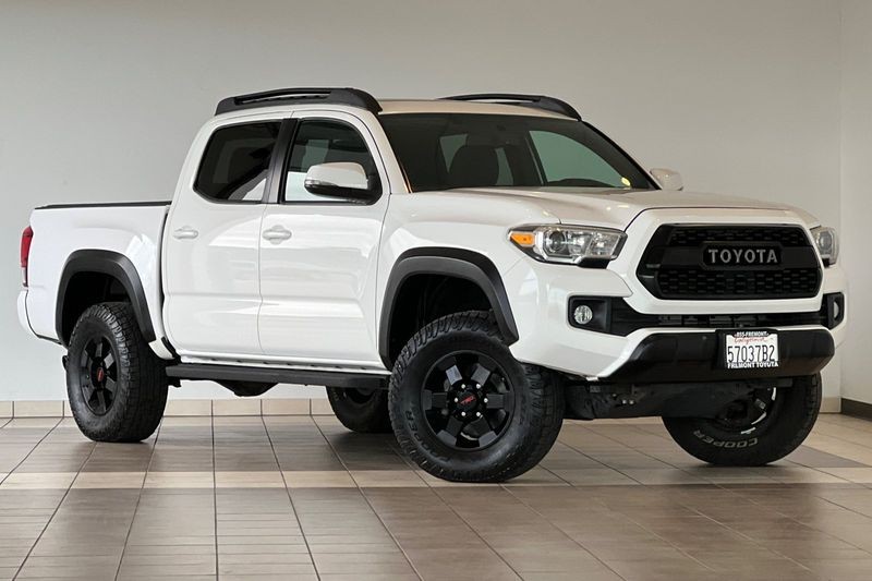 Toyota Tacoma Vehicle Full-screen Gallery Image 02