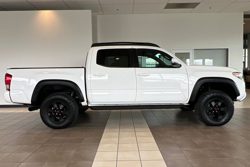 Toyota Tacoma Vehicle Full-screen Gallery Image 03